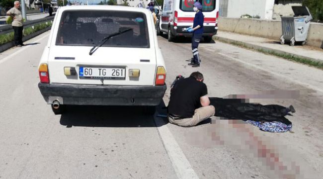 Otomobilin çarpmasıyla ölen oğlunun başında gözyaşı döktü