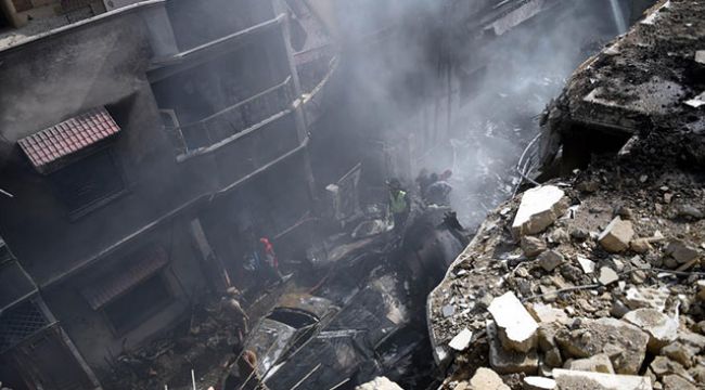 Pakistan'da düşen yolcu uçağından bir kişi sağ kurtuldu