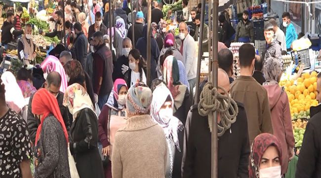 Pazarda dikkat çeken kalabalık
