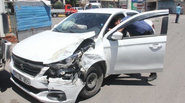 Polis aracına çarpan uyuşturucu tacirleri kaçamadı