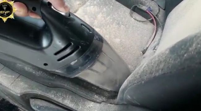 Polisten kaçıp eroini aracın içine saçtı
