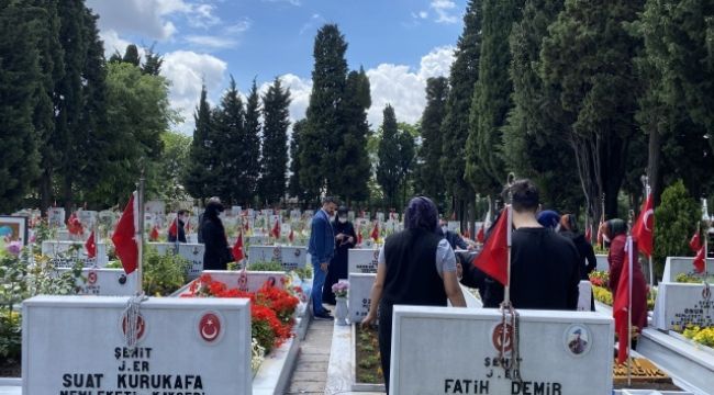Ramazan Bayramı öncesi aileler, şehitliği ziyaret etti