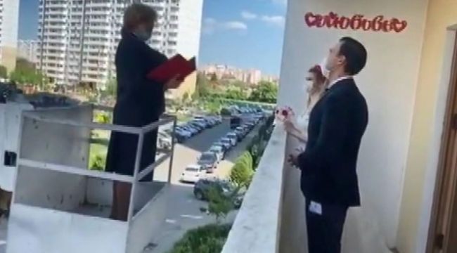 Rusya’da karantinada sıra dışı nikah