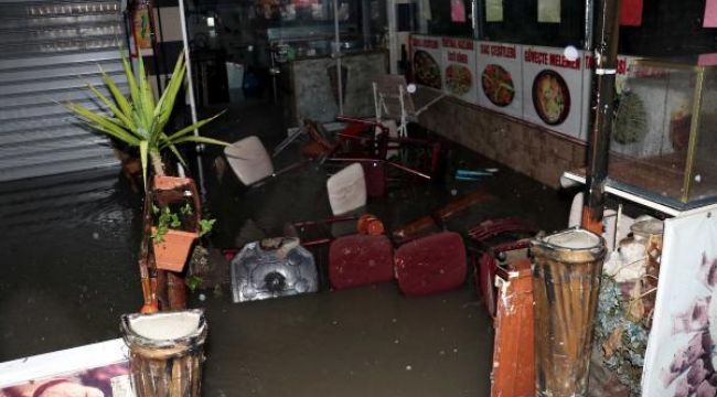 Sağanak yağmurda ev ve dükkanları su bastı