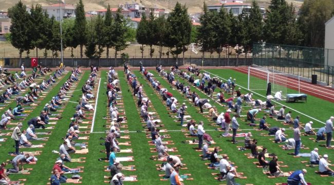 SEFERİHİSAR'IN YENİLENEN STADI CUMA NAMAZI İLE AÇILDI
