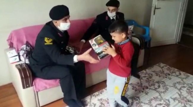 Şehit çocuğunun isteğini jandarma unutmadı