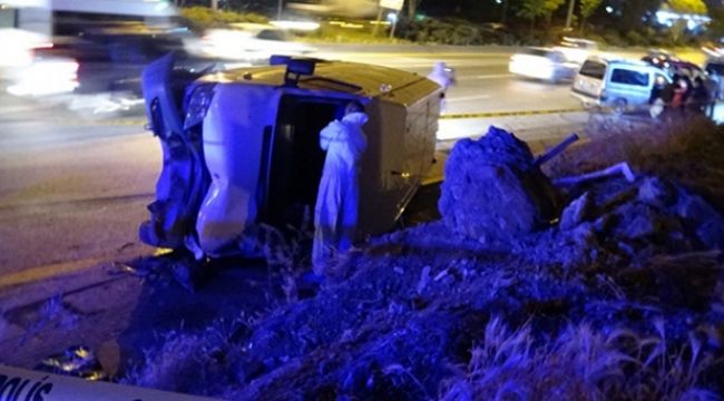 Servis beklerken üzerine minibüs devrilen işçi hayatını kaybetti