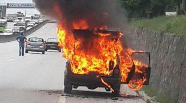 Seyir halindeki otomobil, alev alev yandı