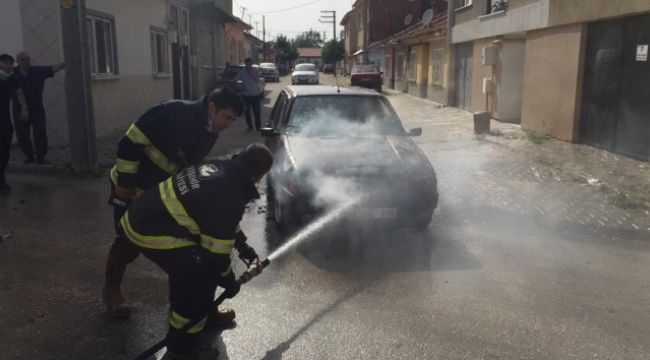 Seyir halindeki otomobil alev alev yandı