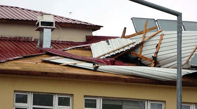 Şiddetli rüzgar okulun çatısını uçurdu