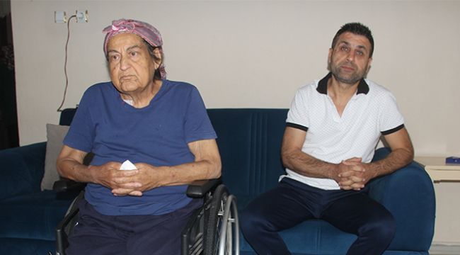 Sokağa atılan yaşlı kadına oğlu sahip çıktı