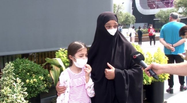 Sokağa çıkma izni başlayınca kızıyla Alışveriş Merkezi'ne geldi