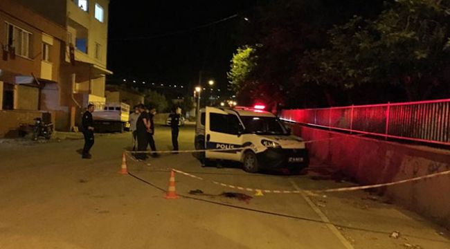 Sokak ortasında tartıştığı genci göğsünden bıçakladı