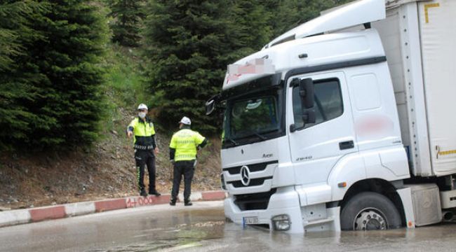 Su borusu patladı, kamyon çöken yolda saplandı