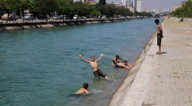 Sulama kanalında serinleyen çocuklara polis engeli
