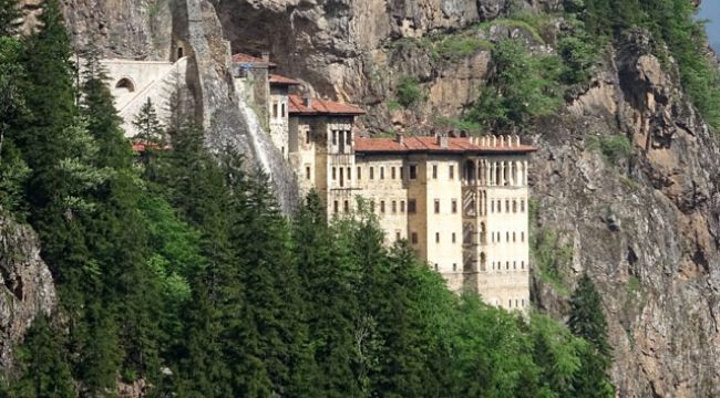Sümela Manastırı'nda yamaçlar çelik ağlarla örülüyor