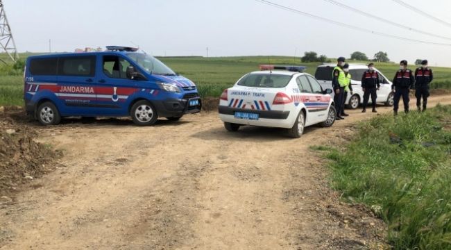 Tarladan kaçanlara jandarma engeli