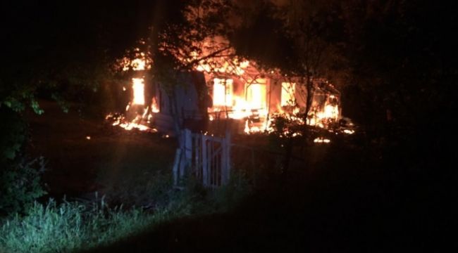 Tek katlı ahşap bina alevlere teslim oldu