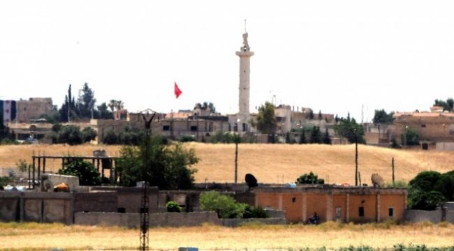 Telabyad'a iki Türk bayrağı asıldı