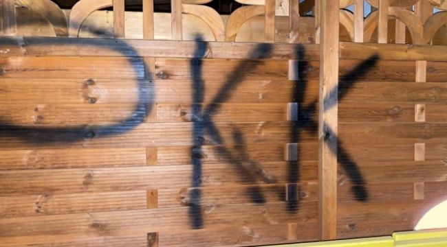 Terör örgütü yandaşlarından camiye çirkin saldırı