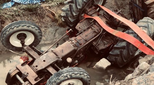 Ters dönen traktörün altında can verdi
