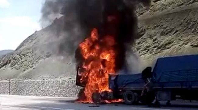 Tokat'ta seyir halindeyken alev alan TIR yandı