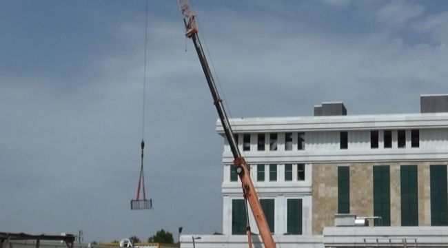 Vinçten düşüp yaralanan işçilerden biri hayatını kaybetti