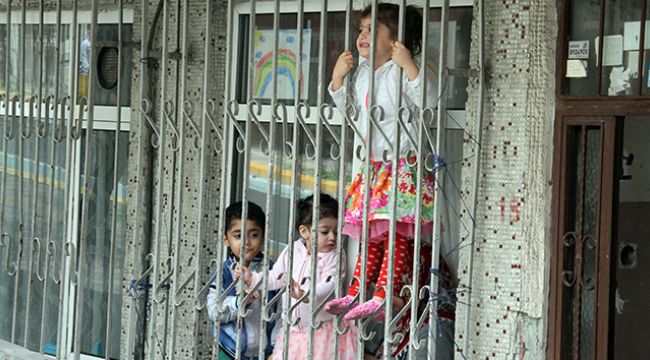Virüsten korkan küçük kız yaşıtlarını camdan izledi