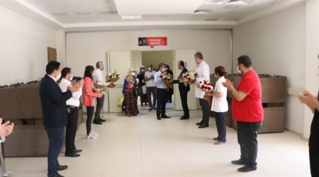 Virüsü yenen 5 kişi alkışlarla evine gönderildi