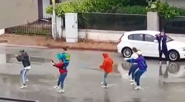 Yasağa rağmen sokakta dans ettiler