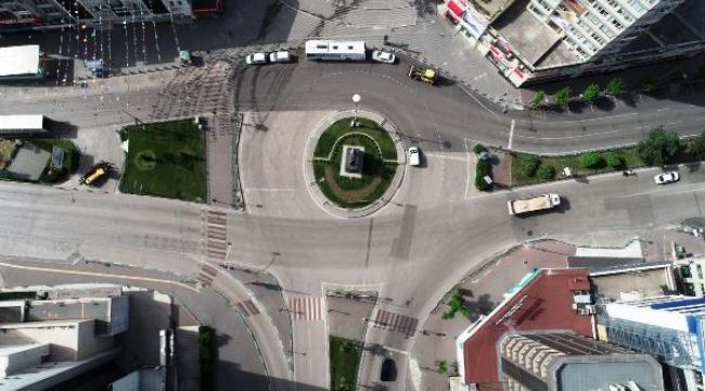Yasak kapsamında yollar ve meydanlar boş kaldı