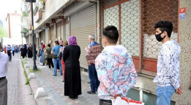 Yasak öncesi Zeytinburnu'ndaki pazarda metrelerce kuyruk