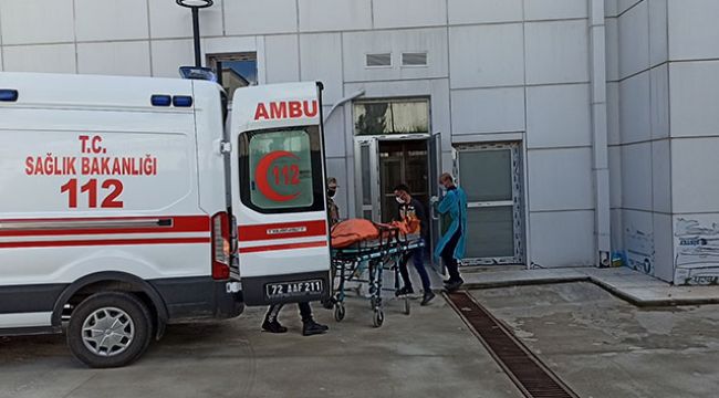 Yaşlı kadın kocasını boğazı kesili halde buldu