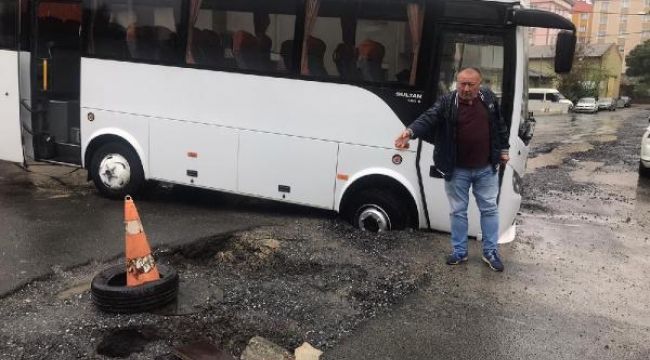Yol çöktü, midibüs çukura saplandı