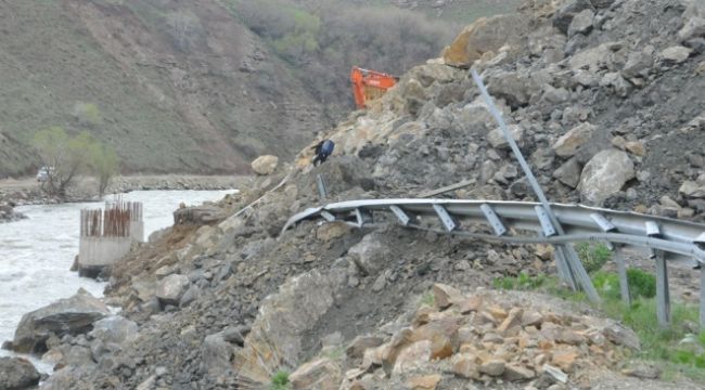 Yüksekova-Van karayolunda heyelan