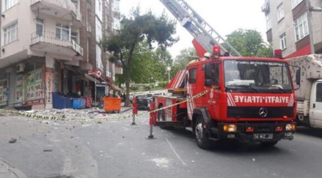 5 katlı binanın çatı katının balkonu çöktü