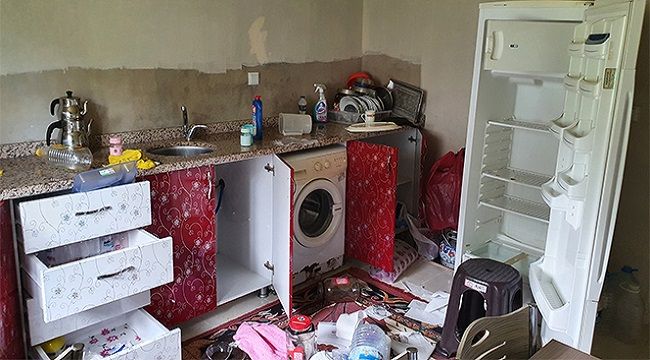 Acıkan ayı girdiği evi talan etti