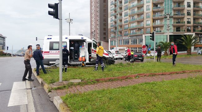 Ambulansla otomobil çarpıştı
