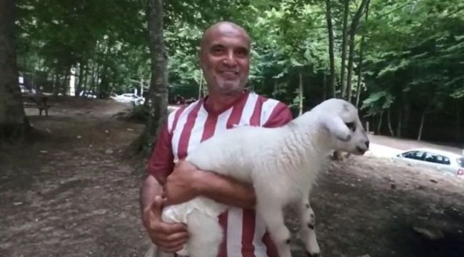 Annesinin dışladığı kuzuya bebeği gibi bakıyor