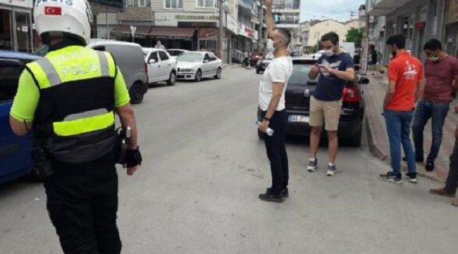 Araca çarpıp havaya ateş açtılar