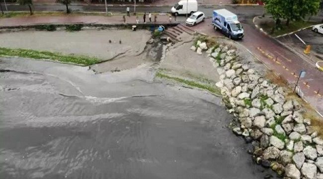 Avcılar'da yol çöktü