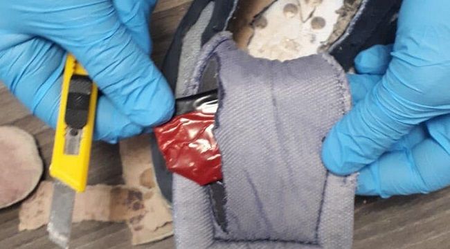 Ayakkabısının içinden uyuşturucu çıktı