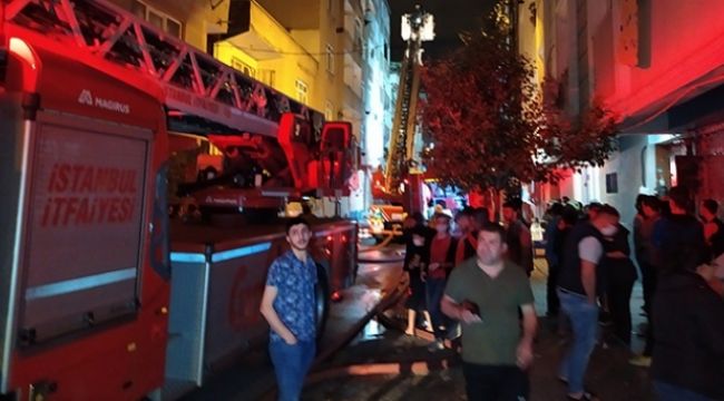 Bağcılar'da iki evin çatısı alev alev yandı