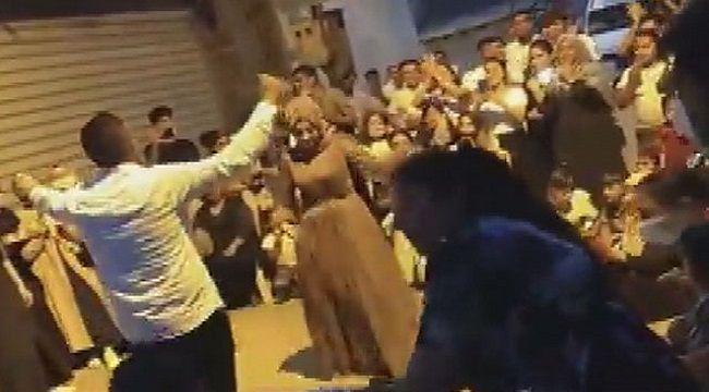 Bağcılar'da sokağı kapatıp nişanda yaptılar