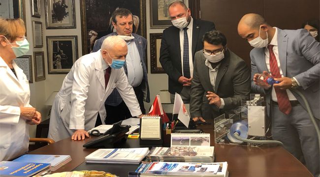 BAŞKAN GÜMRÜKÇÜ’DEN YERLİ ÜRETİM SOLUNUM CİHAZI TESLİMİ