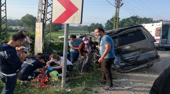 Beton mikseri, işçi servisine çarptı