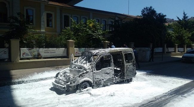 Beyoğlu'nda araç alev alev yandı