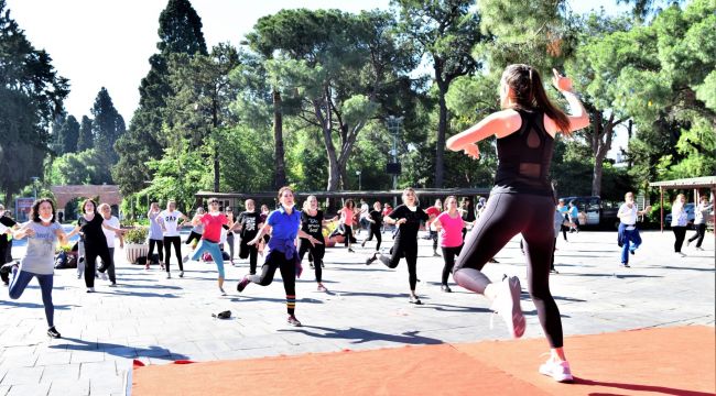 BORNOVA'DA KADINLARA YÖNELİK SPOR KURSLARI AÇIK ALANLARDA