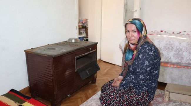 Çalınmasın diye sobaya sakladığı para kül oldu