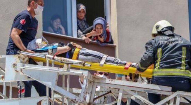 Cam silerken dükkanın tentesine düştü